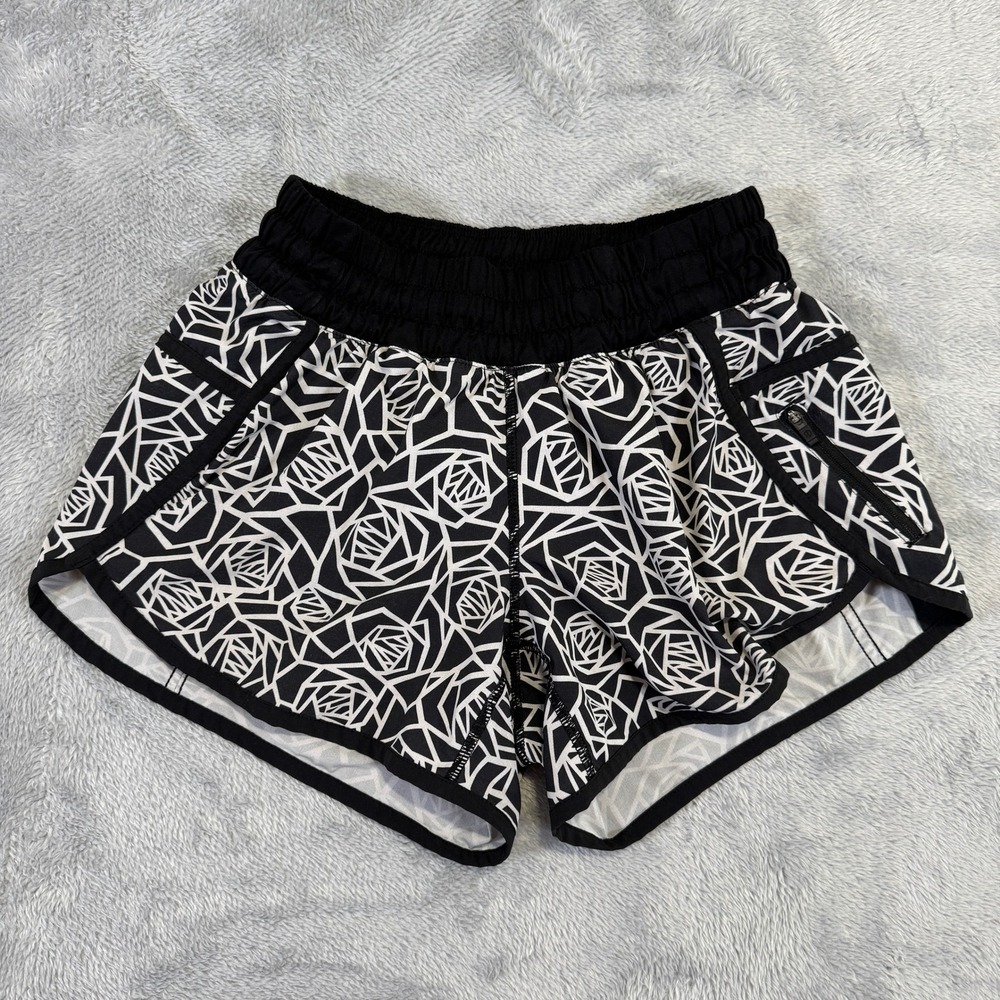 Lululemon Shorts Womens 4 Posey Black White Tracker Geometric Running 3.5" Lined